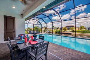 Een verwarmd zwembad