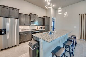 Fridge, microwave, oven, stovetop - Superb 4 BR Villa with 2 master suites, heated pool, kayaks, pool table, bikes, fishing poles (Cape Coral)