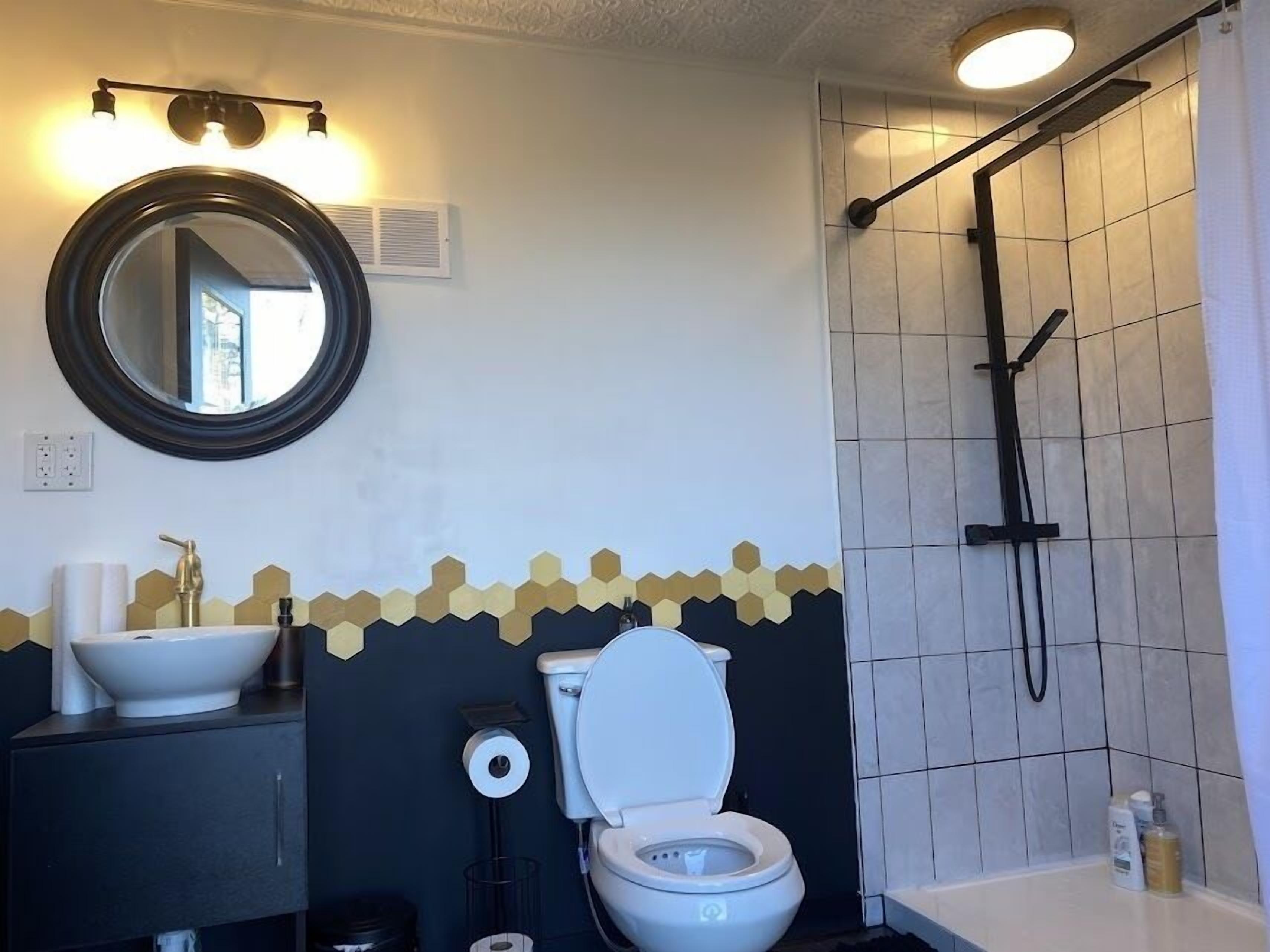 Een douche, een haardroger, handdoeken, zeep