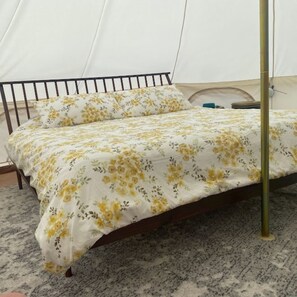 1 bedroom, bed sheets