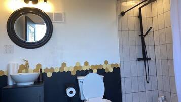 Een douche, een haardroger, handdoeken, zeep