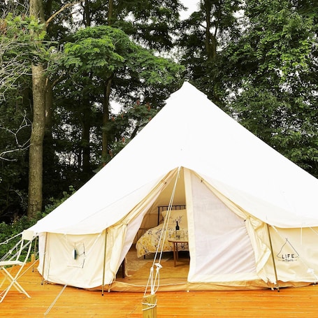 Enceinte de l’hébergement. Tente-King-Salle de bain privée-Vue sur la campagne-Sunset Rdge