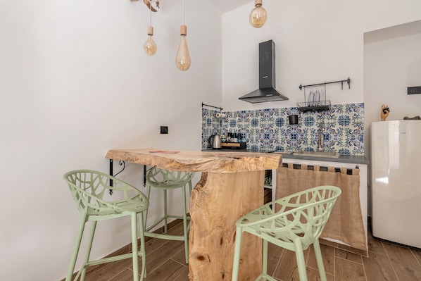 Appartement | Cuisine privée | Réfrigérateur, surface de cuisson, bouilloire électrique