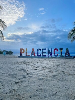 Rannalla, aurinkotuoleja, rantapyyhkeitä