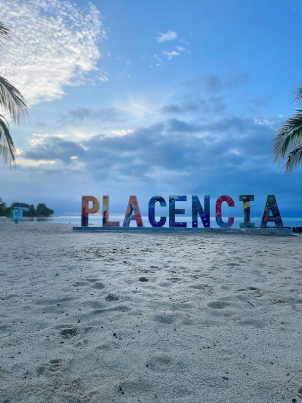 On the beach, sun-loungers, beach towels - Paradise Inn Placencia - Turtle Suite on the beach (Placencia)
