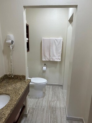 Secador de pelo, toallas, jabón y papel higiénico