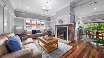 Una Smart TV, una chimenea