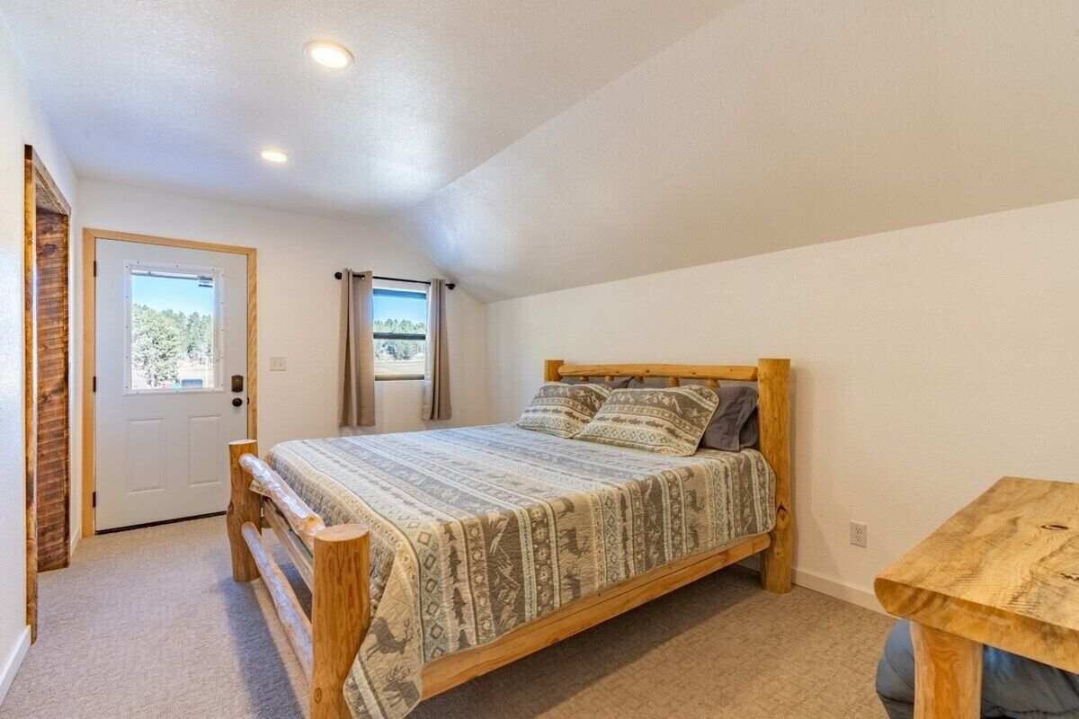 Custer`s Loft At Gold Valley Camp| 1 Bed, 1 Bath - Monte Rushmore