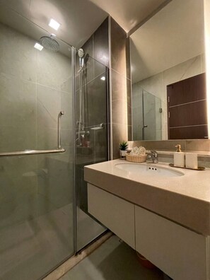 Dusche, Haartrockner, Handtücher, Seife