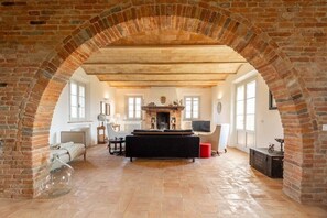 Smart-tv, ett bordtennisbord och böcker