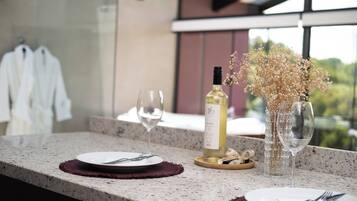 Mini-Kühlschrank, Mikrowelle, Herdplatte, Espressomaschine