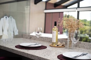 Frigobar, microondas, placa de cocina, cafetera expreso