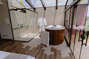 Roupas de cama premium, frigobar, espaço de trabalho para notebook