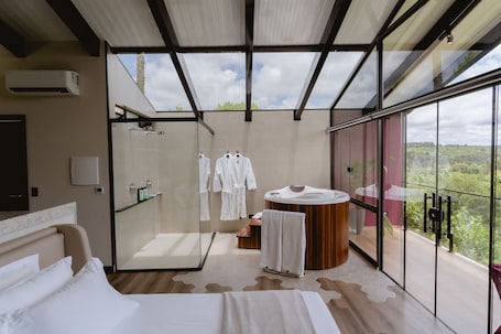 Ropa de cama de alta calidad y minibar . Primo Cabana - Hospedagem na Vinícola