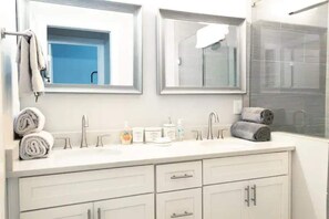 Douche, séchoir à cheveux, serviettes fournies, savon