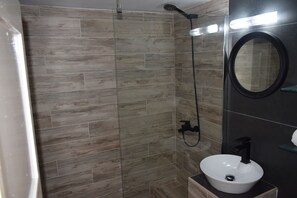 Basic House | Bathroom