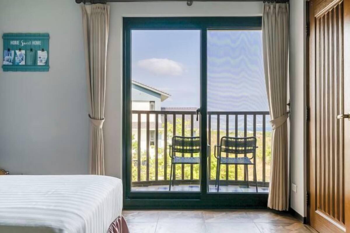 Blackout curtains, free WiFi, bed sheets
