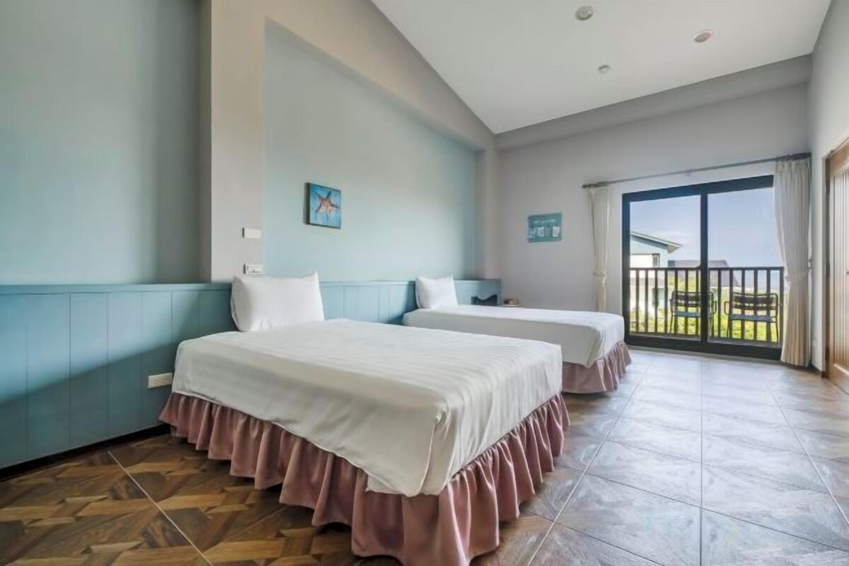 Blackout drapes, WiFi (free), bed sheets