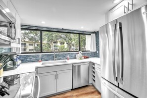 Fridge, microwave, oven, stovetop - LUXURY VILLA WITH POND VIEW, POOL ACCESS, WALK TO COLIGNY BEACH HILTON HEAD (Hilton Head Island)