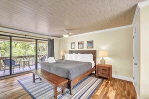 3 bedrooms, iron/ironing board, free WiFi, bed sheets - LUXURY VILLA WITH POND VIEW, POOL ACCESS, WALK TO COLIGNY BEACH HILTON HEAD (Hilton Head Island)