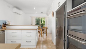 Fridge, microwave, oven, stovetop - Tussock Sands - Point Lonsdale (Point Lonsdale)