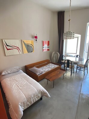 1 soverom, skrivebord, strykejern/-brett og reiseseng for barn