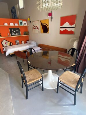 1 habitación, escritorio, tabla de planchar con plancha y cuna de viaje