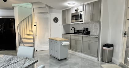 Dome House in Bonita Springs- Naples area, close to shopping and beaches