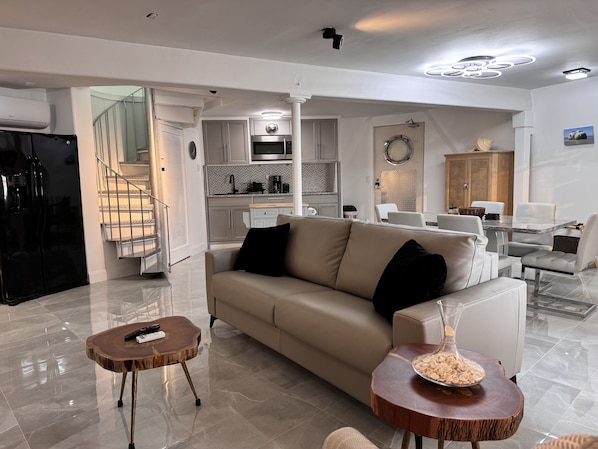 TV connectée, cheminée, chaîne hi-fi, espaces bureaux