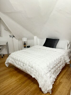 2 soverom, skrivebord, strykejern/-brett og wi-fi (inkludert)