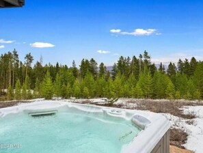 Banyera d'hidromassatge a l'aire lliure