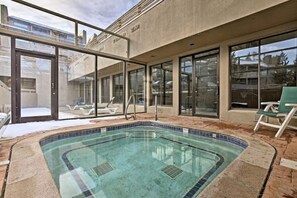 Innendørsbasseng og et oppvarmet basseng