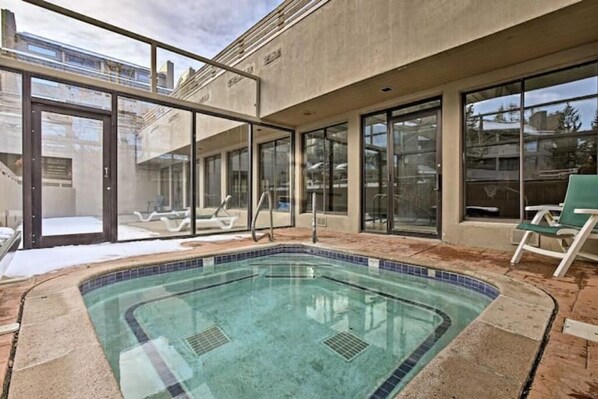 Una piscina cubierta, una piscina climatizada