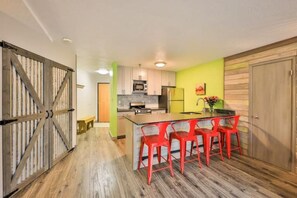 Frigorífico, microondas, horno y placa de cocina