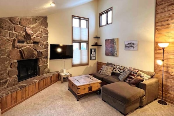 Smart TV, books - Mountain Oasis (Fraser)
