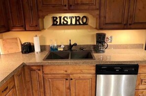 Coffee/tea maker, fridge, microwave, oven - Mountain Oasis (Fraser)