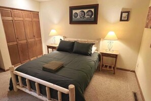 2 bedrooms, desk, iron/ironing board, free WiFi - Mountain Oasis (Fraser)