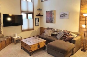 Smart TV, books - Mountain Oasis (Fraser)