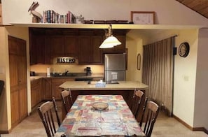 Dining - Mountain Oasis (Fraser)