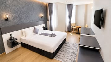 Habitación familiar con 1 cama doble o 2 individuales, vistas a la ciudad | Caja fuerte, mobiliario individual, escritorio