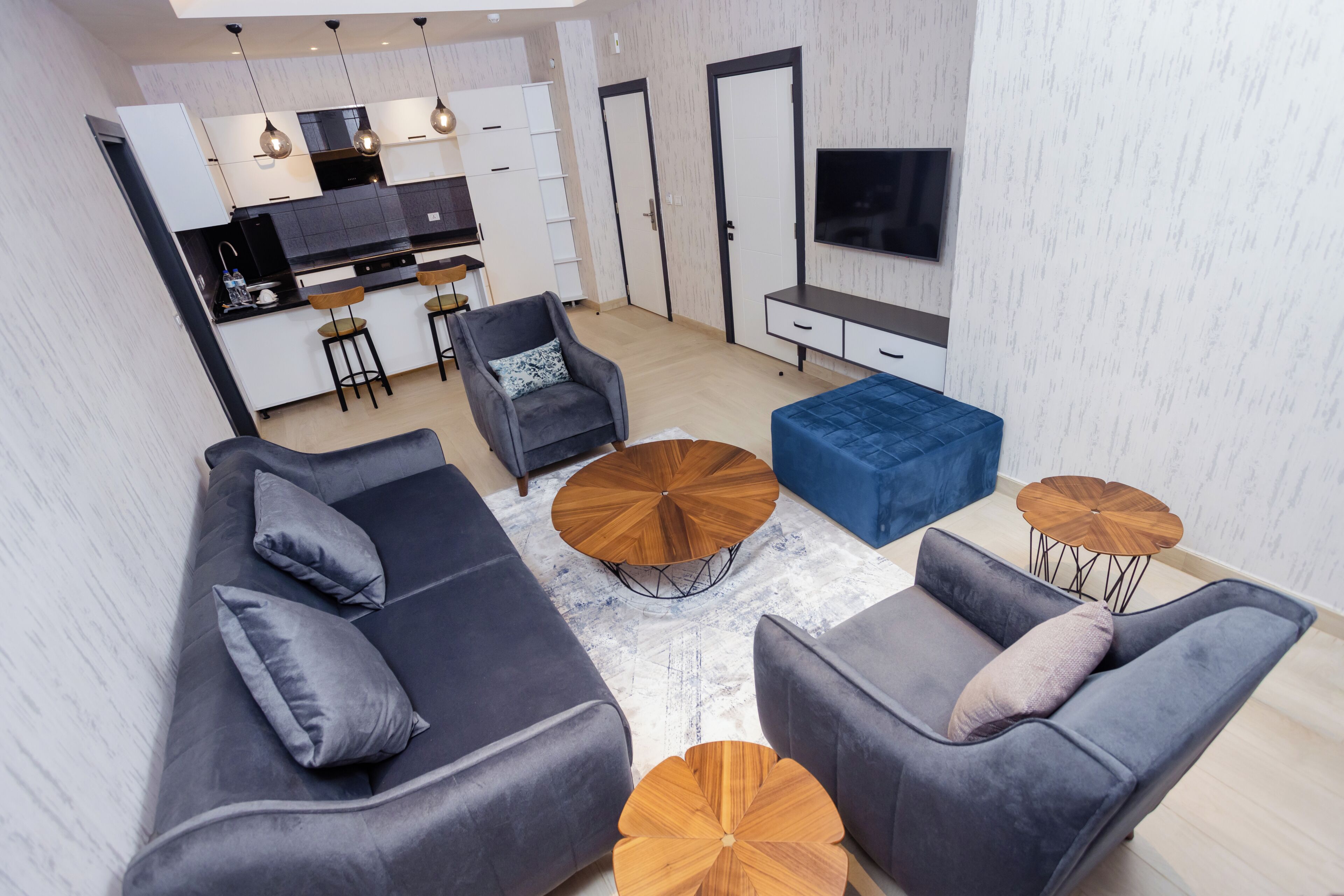 En 55-tommers Flatskjerm-TV med kabel-kanaler samt TV