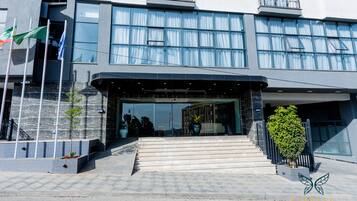 Vista frontal de la propiedad