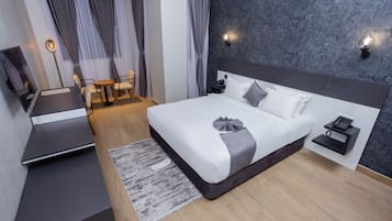 Habitación familiar con 1 cama matrimonial o 2 individuales, vista a la ciudad | Caja de seguridad en la habitación y escritorio