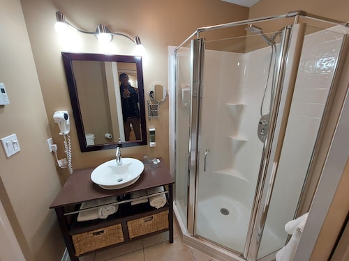 Cozy loft for two with king bed and even a kitchenette . Rest, romance or work