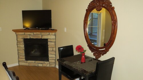 Cozy loft for two with king bed and even a kitchenette . Rest, romance or work