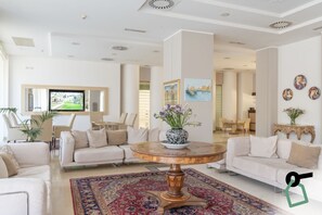 Lobby sitting area - Hotiday Otranto Centro Storico (Otranto)