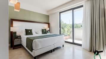 Habitación Confort | 1 habitación, minibar, caja de seguridad en la habitación y escritorio