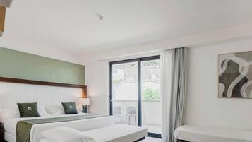Ein Hotelzimmer mit einem Bett, einem Schreibtisch, einem Stuhl, einem Fenster und einer Tür.