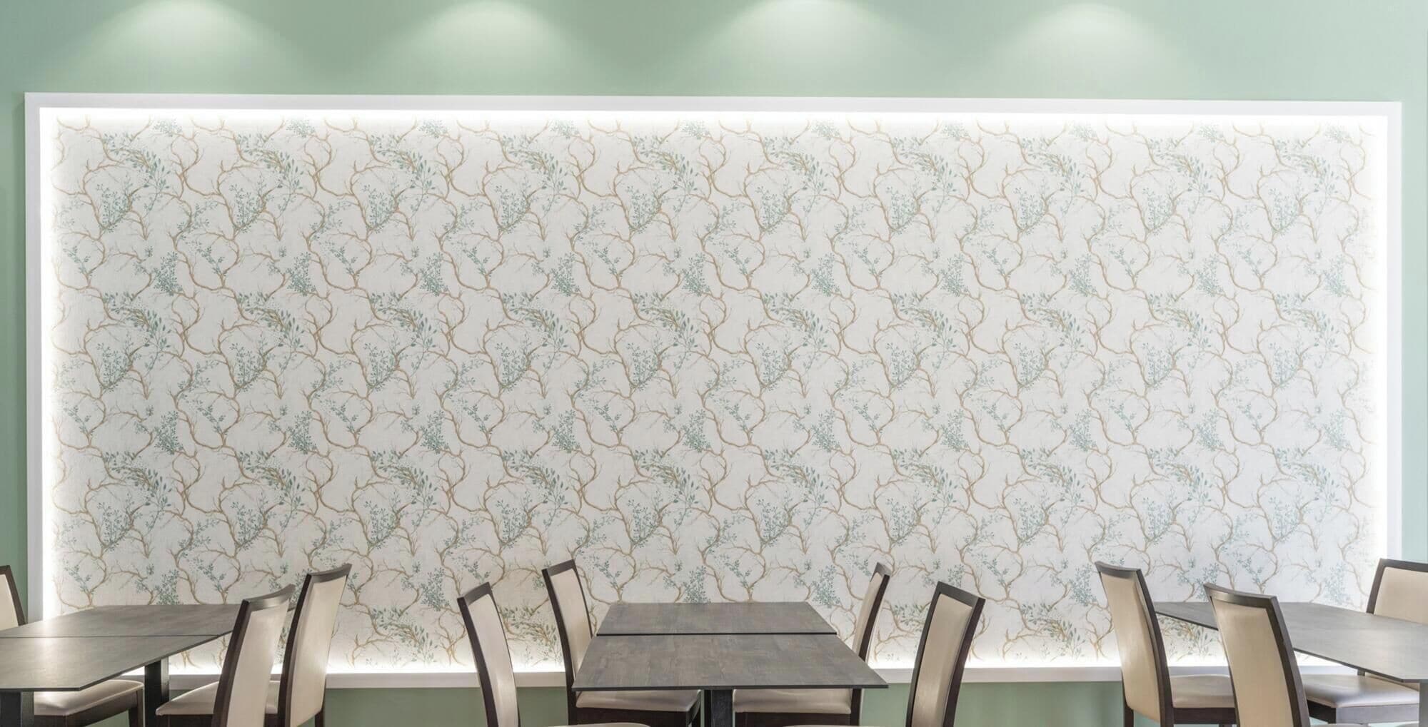Een eetgedeelte met een behangwand, een tafel en stoelen.
