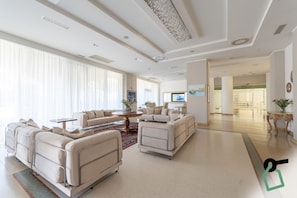 Coin salon dans le hall